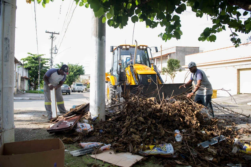 Prefeitura de Resende retirando entulhos das ruas.