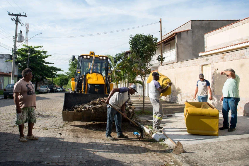 Prefeitura de Resende retirando entulhos das ruas.