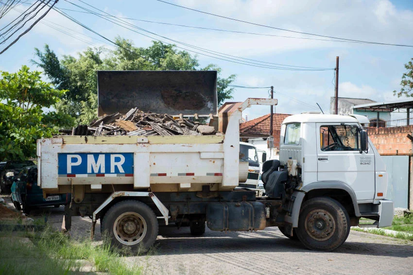 Prefeitura de Resende retirando entulhos das ruas.