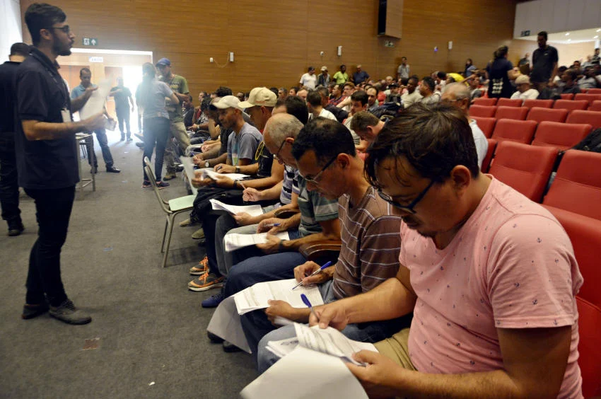 Nova turma com cerca de 500 profissionais do Mutirão do Emprego assinam contratos com a CBSI