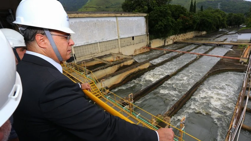 Governador Wilson Witzel acompanha primeiro dia de aplicação do carvão ativado na ETA Guandu