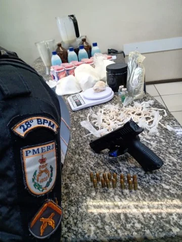 Drogas, Arma e homem preso no Piteiras em Barra Mansa.