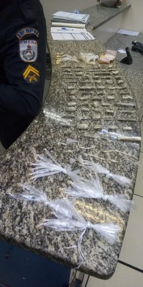 PM prende dois homens com 5Kg de drogas em Volta Redonda