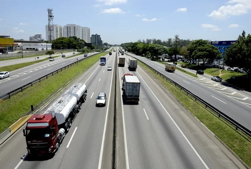 CCR NovaDutra reforça distribuição de kits de higiene para caminhoneiros na Via Dutra, em Guararema (SP)
