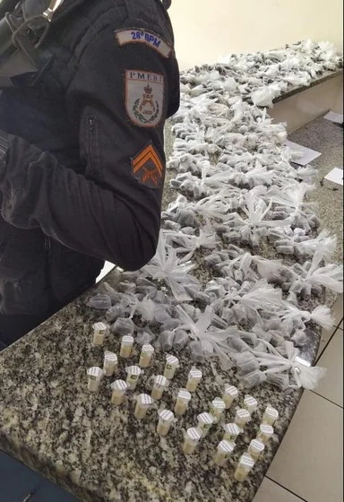 Materiais do tráfico foram apreendidos pela PM no centro de Barra Mansa.