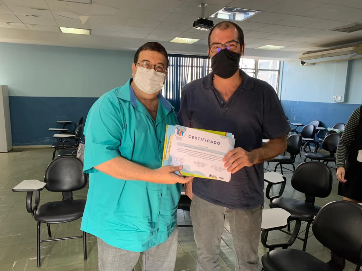 Smac faz entrega do certificado de formação de novas Famílias Acolhedoras