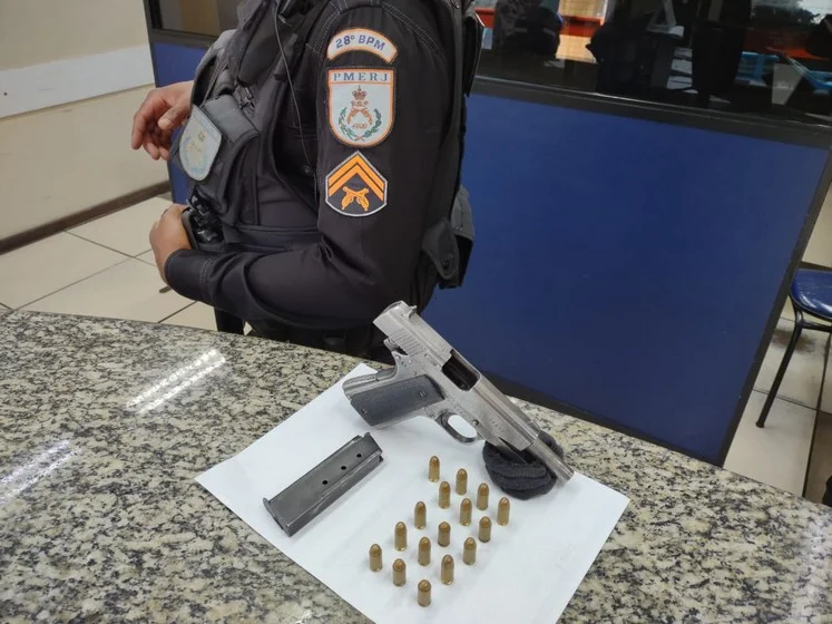 Suspeito de pertencer a facção criminosa é preso com arma em carro de aplicativo no bairro Paraíso em Barra Mansa